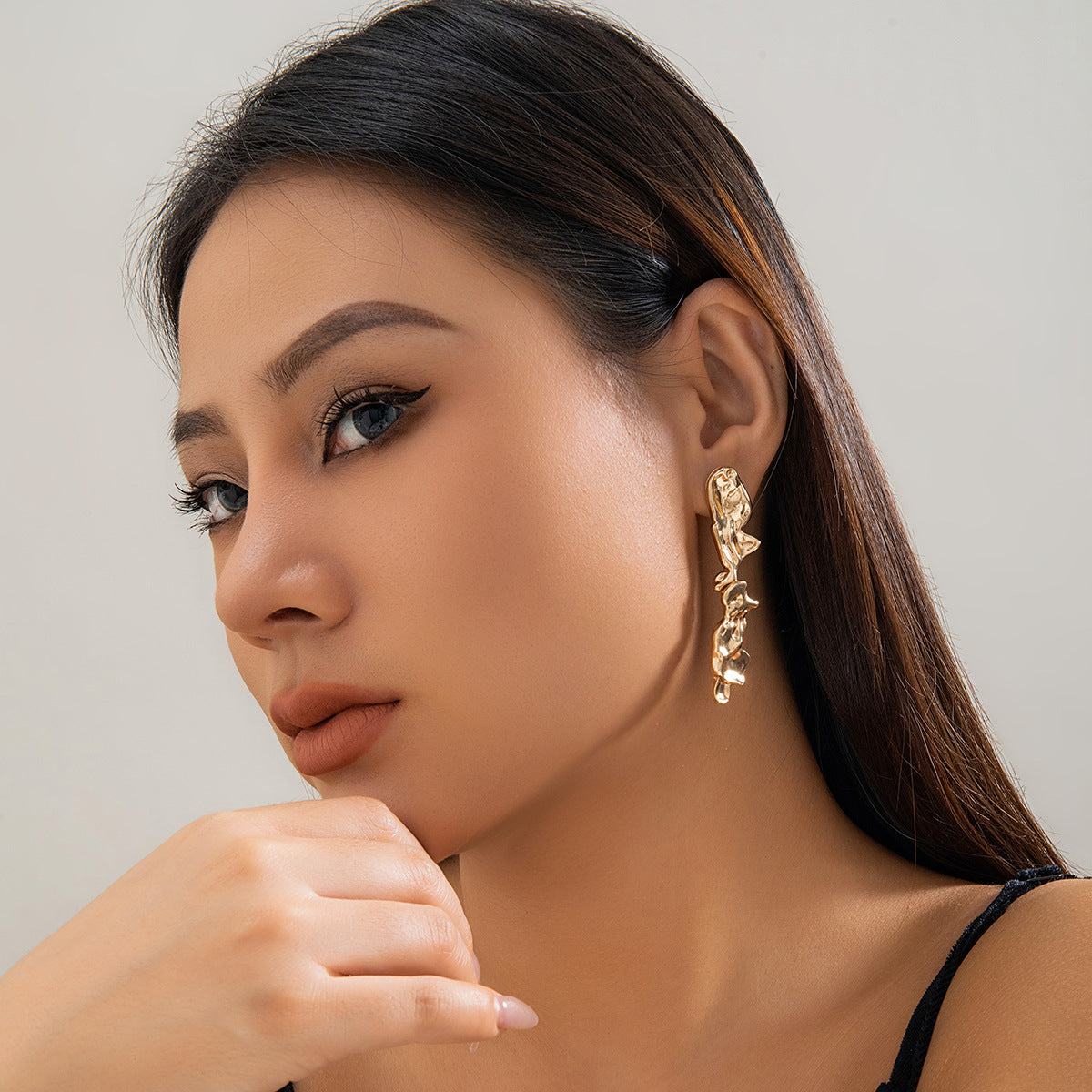 💧 Choker + Molten Metal Texture Choker – Minimalist Lava Style
