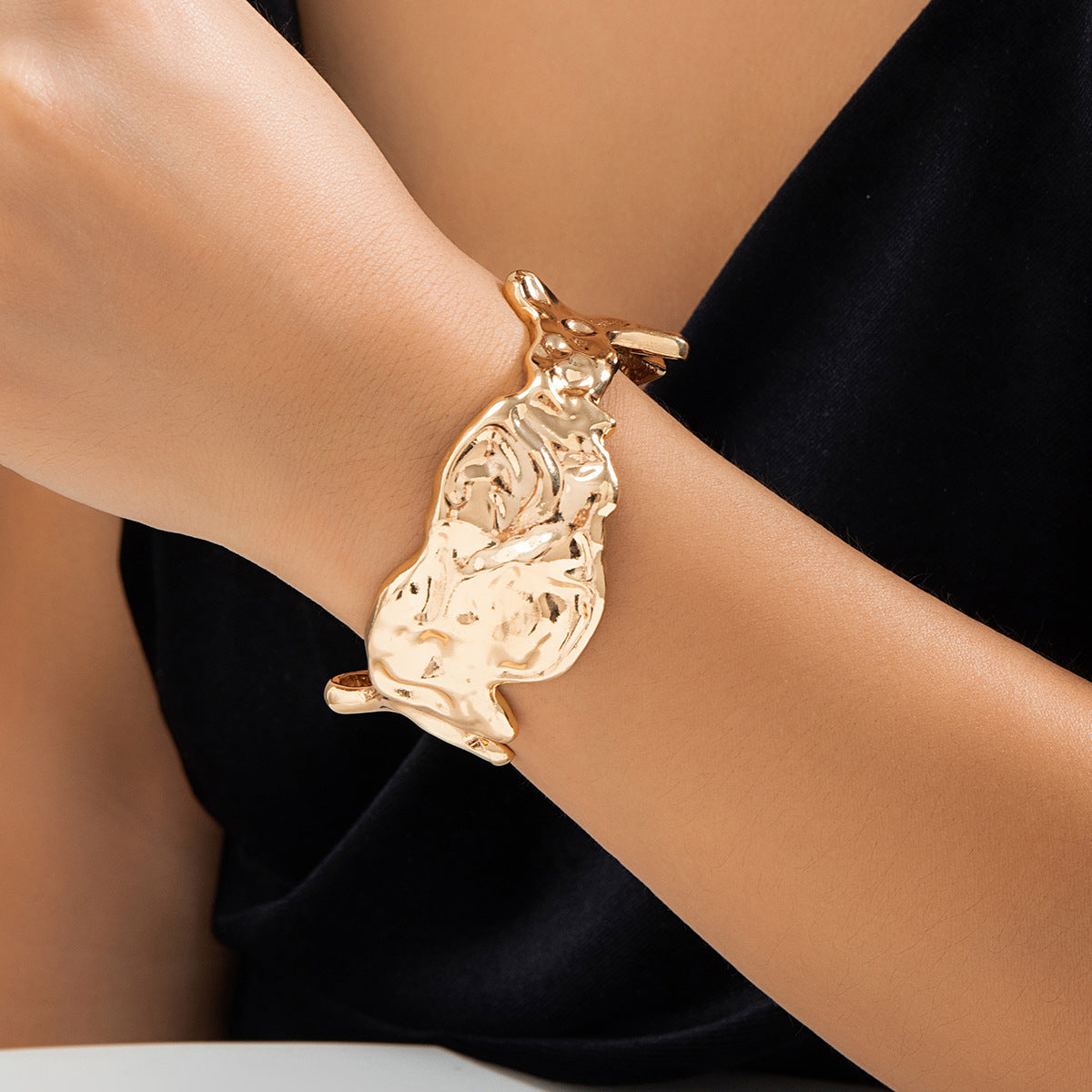 💧 Choker + Molten Metal Texture Choker – Minimalist Lava Style