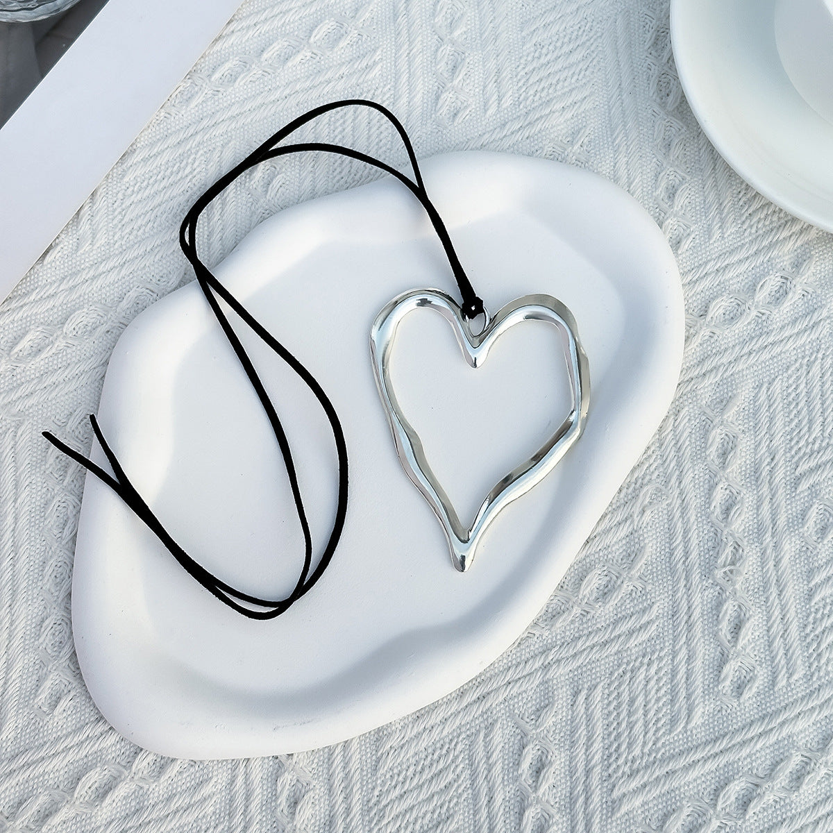 💘 Necklace + Hollow Heart Pendant – Irregular Alloy Chain Necklace