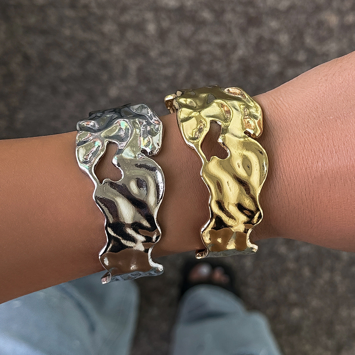 💧 Choker + Molten Metal Texture Choker – Minimalist Lava Style