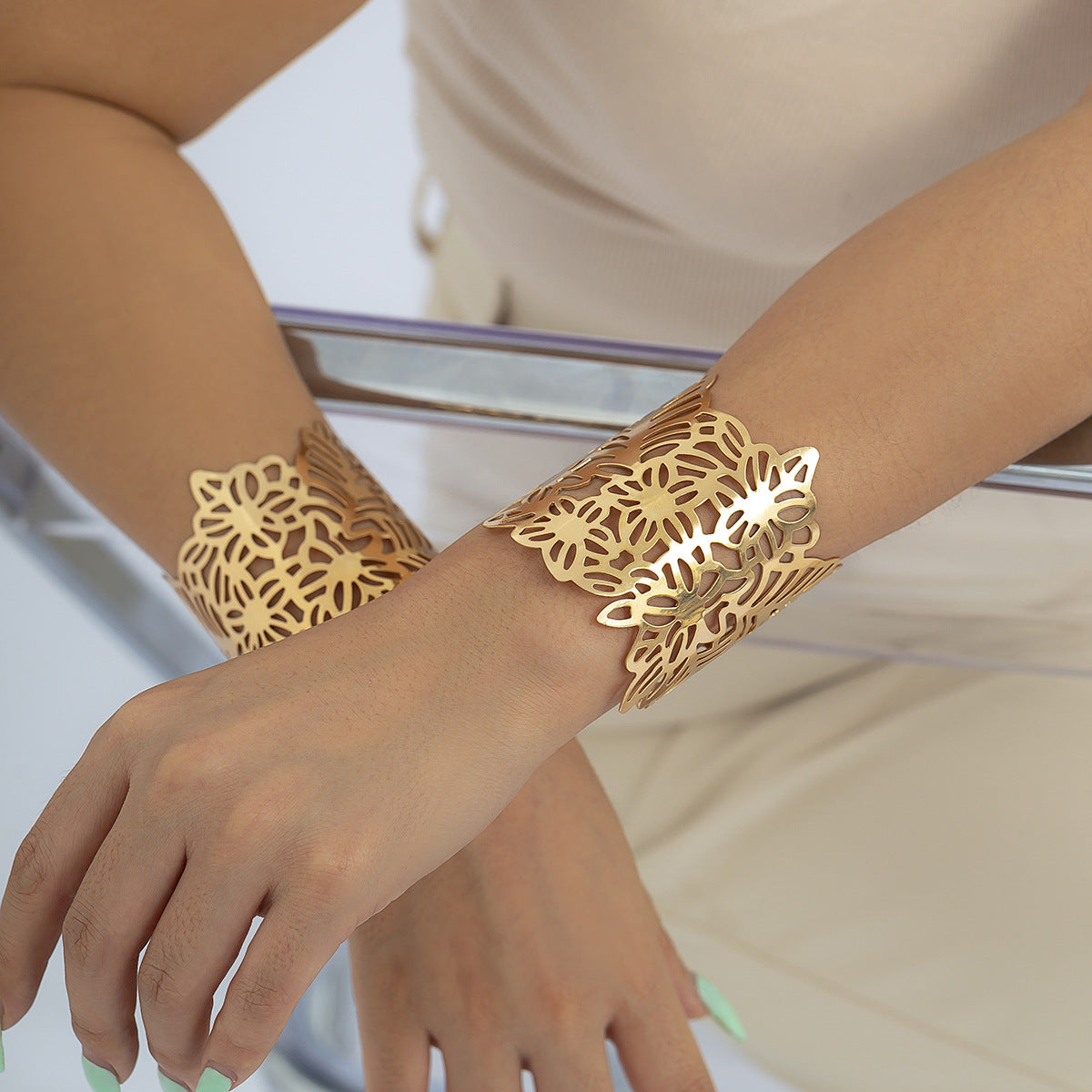 🍃 Bracelet + Hollow Leaf Cutout Open Cuff – French Retro Design